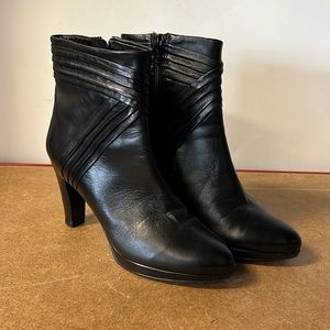 Jildor black leather heeled ankle boots, side zip
